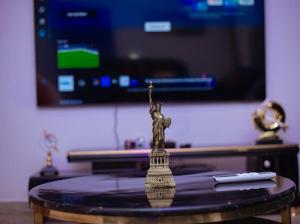 Μια τηλεόραση ή/και κέντρο ψυχαγωγίας στο Royaltron apartment services