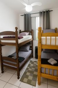 モンガグァーにあるApartamento do Guerreiro com Área Gourmet e Redarioの二段ベッドが2つと窓のある部屋