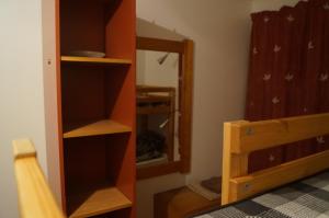 キルナにあるLaplanders roomsの二段ベッドと鏡のある寝室