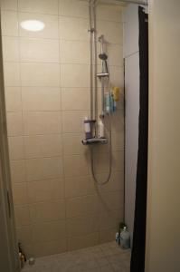 キルナにあるLaplanders roomsのシャワーヘッド付きのシャワー付きのバスルーム