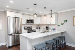 Kuchyň nebo kuchyňský kout v ubytování Driftwood Villa 256 - Slo Drift + 18 fotografií