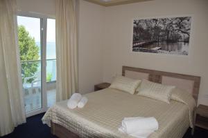 Postel nebo postele na pokoji v ubytování Hotel Pogradeci 2 + 37 fotografií