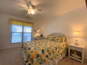ein Schlafzimmer mit Bett und Deckenventilator in der Unterkunft Petty House in Edisto Island