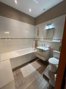 Galeriebild der Unterkunft Hôtel Déco'lia-Soirée étape in Ballon