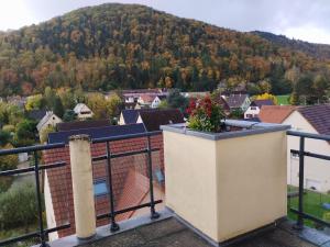 a balcony with a view of a mountain at Le panorama - Appartement meublé 5 pièces cuisine salle de bain in Kaysersberg