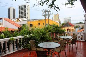 d'un balcon avec des tables et des chaises et une vue sur la ville. dans l'établissement Hotel Villa Colonial By Akel Hotels, à Carthagène des Indes