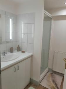 Ένα μπάνιο στο Magnifique studio neuf et indépendant à la campagne