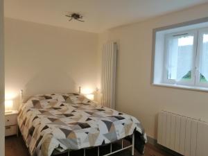 Ένα ή περισσότερα κρεβάτια σε δωμάτιο στο Magnifique studio neuf et indépendant à la campagne