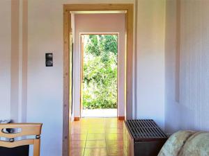 a room with a door with a window and a table at Am Springelbach in Hinternah