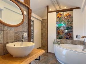 Koupelna v ubytování Harreshof + 26 fotografií