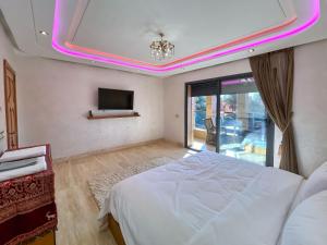 Postel nebo postele na pokoji v ubytování Villa Caprice Palace in city center