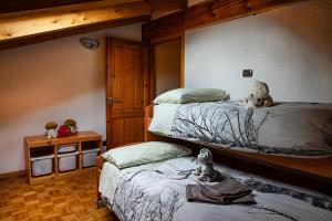 a bedroom with two bunk beds and a table at Mon grenier in Aosta