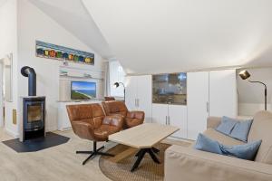 una sala de estar con un sofá y una mesa en Dünenhäuser Ückeritz UnserUsedomDe FeWo ca50qm mit Parkplatz direkt am Strand 12I3, en Ückeritz