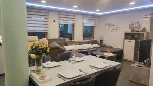 卡尔夫Ferienwohnung Schmuckkästchen的客厅里有一张桌子和一张沙发