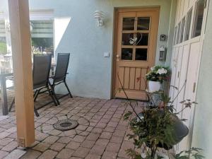 卡尔夫Ferienwohnung Schmuckkästchen的房屋的前门,房屋配有桌椅