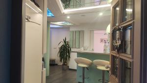 卡尔夫Ferienwohnung Schmuckkästchen的一间设有吧台的房间里，摆放着吧台凳。