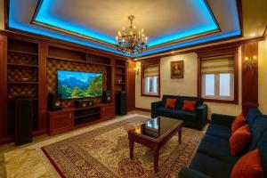 ein Wohnzimmer mit Sofa und Fernseher in der Unterkunft Luxurious River Castle 7 bedrooms in Ho-Chi-Minh-Stadt