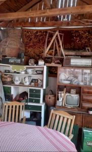 um quarto com uma mesa e duas cadeiras e armários em Etno kuca Petrovic em Štrpce