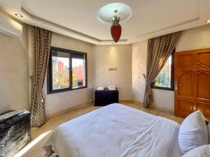 Postel nebo postele na pokoji v ubytování Villa Caprice Palace in city center + 21 fotografií