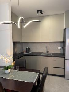 Η κουζίνα ή μικρή κουζίνα στο Urban Suite BL Apartment +11 φωτογραφίες