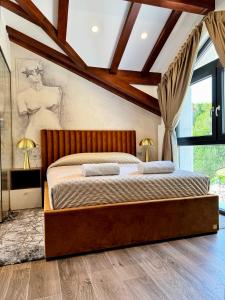 een slaapkamer met een groot bed met twee lampen bij Villa Venetta beach house ,Island Žirje, Šibenik in Muna