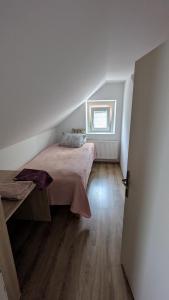 Ένα ή περισσότερα κρεβάτια σε δωμάτιο στο Cozy rooms in the center of Bled by the lake #1