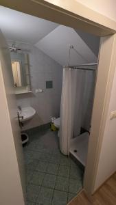 Ένα μπάνιο στο Cozy rooms in the center of Bled by the lake #1