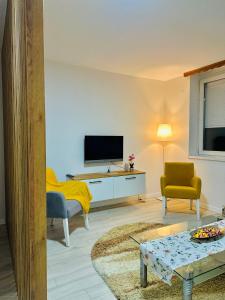 TV a/nebo společenská místnost v ubytování Modern & Cozy apartment in center -Walk everywhere