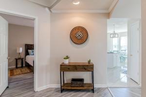 Ένα ή περισσότερα κρεβάτια σε δωμάτιο στο Legacy Villa 506 - 2 bedroom 2 bath with garage in beachside neighborhood