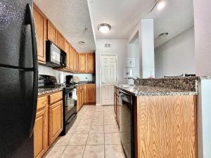 Kuchyň nebo kuchyňský kout v ubytování Beachview Condo at Legacy Tower 2 -1104 - fully furnished 2 bedroom 2 bath