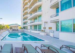 Bazén v ubytování Beautiful 15th floor 2 bedroom, 2 bath condo at The Ocean Club! nebo v jeho okolí