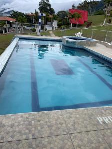 una gran piscina con agua azul en Cabañas Salome, en Darién