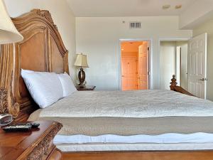 une chambre avec un grand lit et une table dans l'établissement Beachview Condo in Legacy Tower 1-1004 - fully furnished 3 bedroom 2 bathroom, à De Buys 18 autres photos