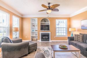 Χώρος καθιστικού στο Legacy Villa 1702 - 2 bedroom 2 bath with garage in beachside neighborhood