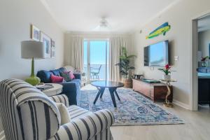 TV a/nebo společenská místnost v ubytování Beachview Condo at Legacy Tower 2 -404 - fully furnished 2 bedroom 2 bathroom