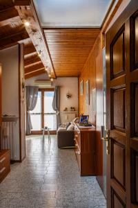 a room with a kitchen and a living room at Mon grenier in Aosta