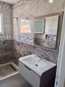 Koupelna v ubytování Dar zoghlami