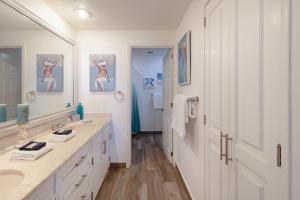 een badkamer met twee wastafels en een grote spiegel bij Sonoran Spa W101 in Campo del Medio +18 foto's