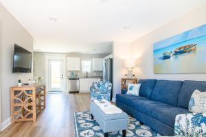 TV a/nebo společenská místnost v ubytování Stylish, BRAND NEW 3 Bed Cottage, Beach Front, DOG FRIENDLY!