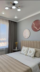 Giường trong phòng chung tại Almaty Aspan Comfort Apartment