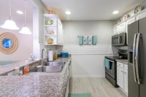 صورة لـ 103 Cypress Cove ~ Beautiful 1 bedroom 1 bath beachfront condo in Biloxi في بيلوكسي +19 صورة