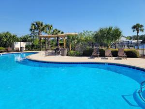 Πισίνα στο ή κοντά στο Cozy 2 bedroom, 2 bathroom condo located at Harbor Landing!