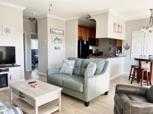 Køkken eller tekøkken på 148 Beau Clair - Beachside Townhome with Pool in Long Beach + 11 billeder