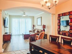 De BuysにあるBeachview Condo at Legacy Tower 2 -708 - fully furnished 2 bedroom 2 bathroomのテーブルとソファのあるリビングルーム