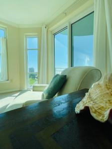 De BuysにあるSpacious Beachview End Unit in Legacy Tower 1 -1001 - 3 bedroom 3 bath condoのベッドと大きな窓のあるリビングルーム +15枚の写真