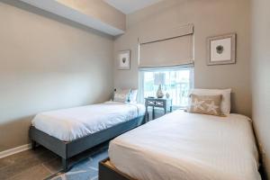 Postel nebo postele na pokoji v ubytování RELAX in this beautifully cozy 2-bedroom, 2 bathroom condo Sleeps 6!!