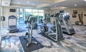 une salle de sport avec tapis de course et vélos elliptiques dans une pièce dans l'établissement Beachview Condo at Legacy Tower 1 -202 - fully furnished 2 bedroom 2 bathroom, à De Buys