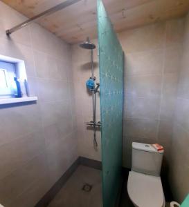 Ένα μπάνιο στο Peaceful lake retreat with sauna & hot tub