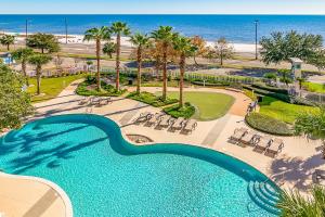 une vue aérienne d'un complexe hôtelier avec piscine et plage dans l'établissement Beachview Condo in Legacy Tower 1 -1104 - fully furnished 2 bedroom 2 bath, à De Buys