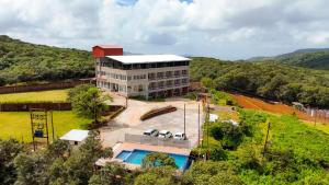 Nespecifikovaný výhled na hory nebo výhled na hory při pohledu z rezortu